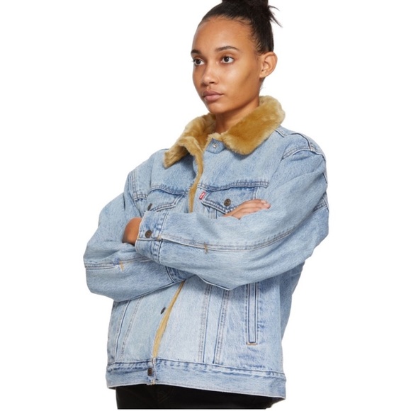CLOSET CLOSING TODAY • levi’s kara oversized reversible faux fur & denim jacket - Picture 4 of 12